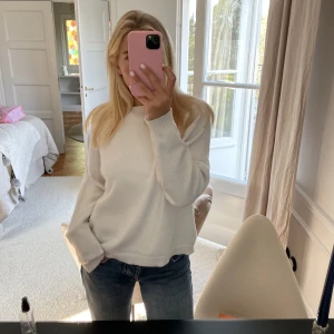 Stickad tröja - Säljer min vita stickade tröja, jätteskön och i bra skick☁️🤍