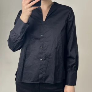 Sleek skjorta - Svart skjorta från Sleek med knappar i ryggen 💛