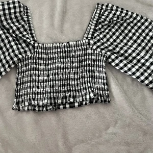 Crop top med ballongärmar  - Säljer denna snygga tröja från BIKBOK i storlek: s. Aldrig använd 