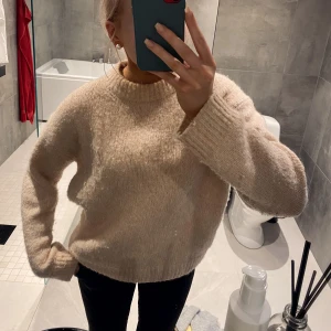 Stickad tröja  - Fin stickad tröja i strl S🩷🩷