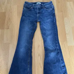 Säljer dessa lågmidjade bootcut jeans. Väldigt fint skick.
