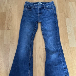 Jeans - Säljer dessa lågmidjade bootcut jeans. Väldigt fint skick.