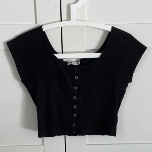 söt topp - Fin tröja som inte längre kommer till användning. Söta knappar som går att knäppa upp! hör av dig om du vill ha fler bilder eller om du har några funderingar💝