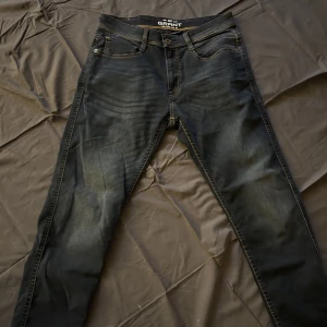 Jeans Blåa - Blåa jeans. Storlek 32 och längd 30.