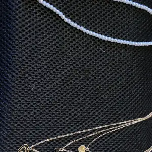 Två guldsmycken i nyskick, båda för 50 kr. OBS guldsmycket som inte har pärlor är ETT smycke, inte tre