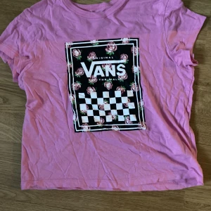 Vans t-shirt - Säljer denna superfina tröja från vans 😊 Barnstorlek L men passar som en xs, ganska croppad om man är lång ❤️