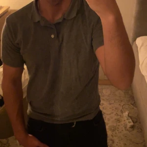 Piké  - Grå Lindbergh pike i frotté. Piken är i storlek M. 