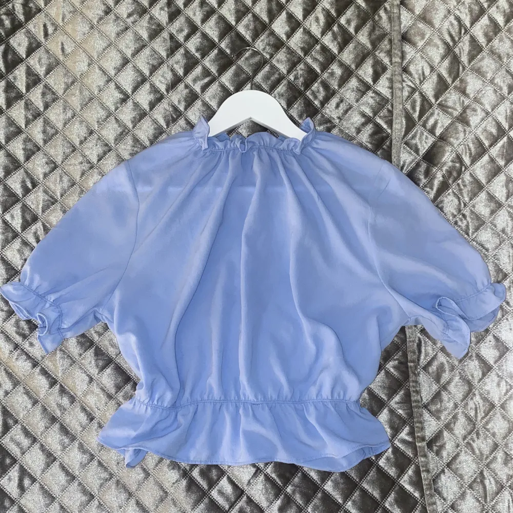 Jätte söt babyblå blus från GinaTricot strl 38, sista bilden är lånad💙. Blusar.