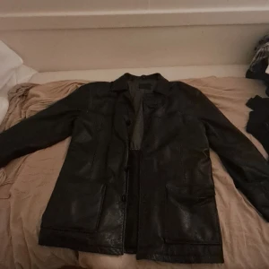 Jacka i äkta läder - Säljer min läderjacka som är i äkta läder. Köpt second hand för 400kr. Säljer då den inte riktigt passar min stil längre och inte kommer till användning. Den e varm o stor, perfa för när de är lite kallare.