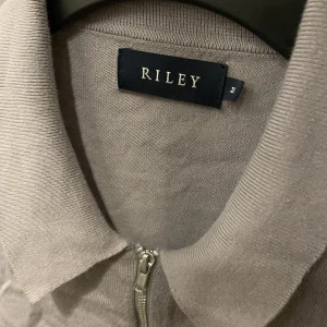 Riley zip  - Säljer den för att jag inte använder den är i fräscht skick (varför den är skrynklig är för att den inte varit vikt) 