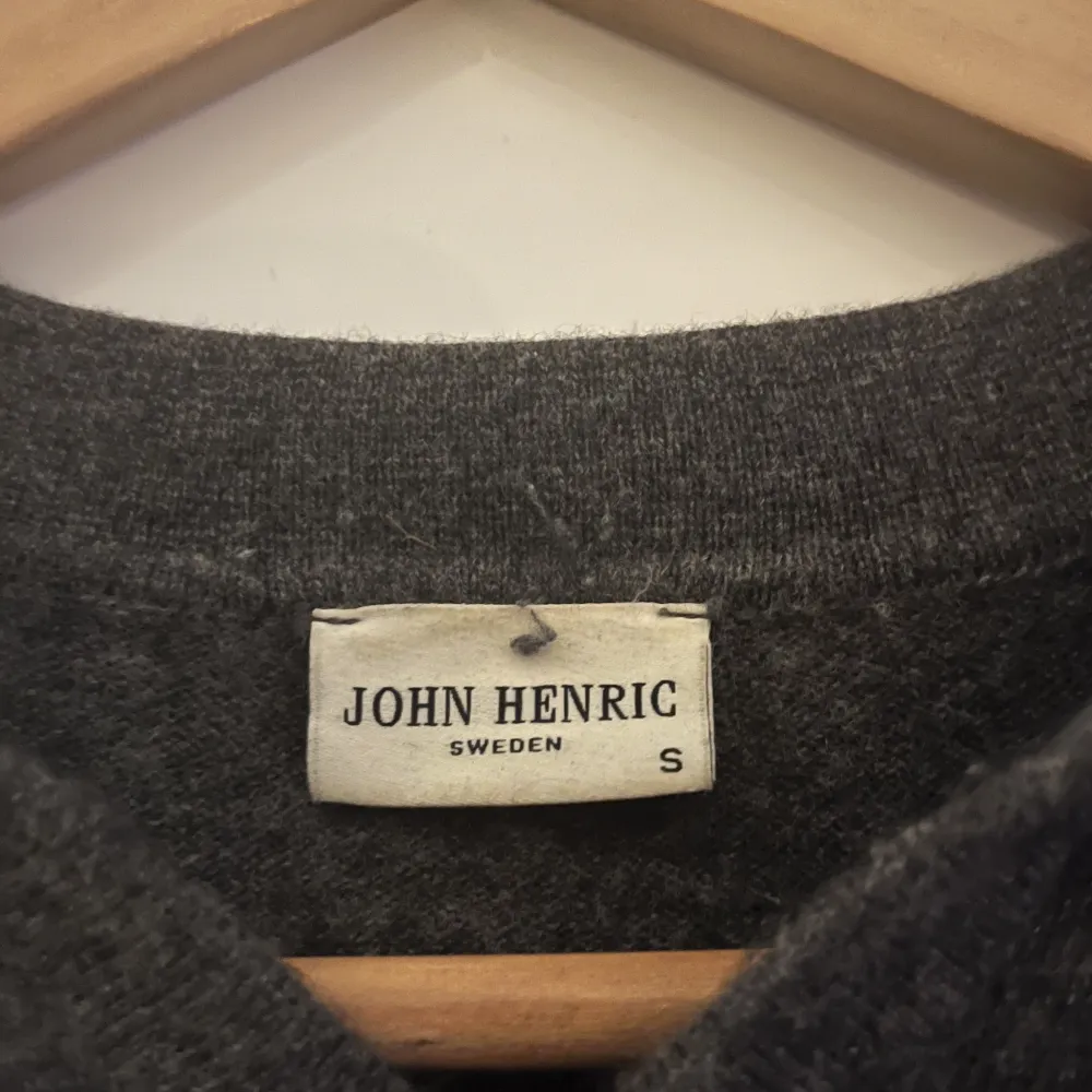 Säljer nu denna tröja från John Henric. Varm och skön till hösten. Skick 8/10. Stickat.