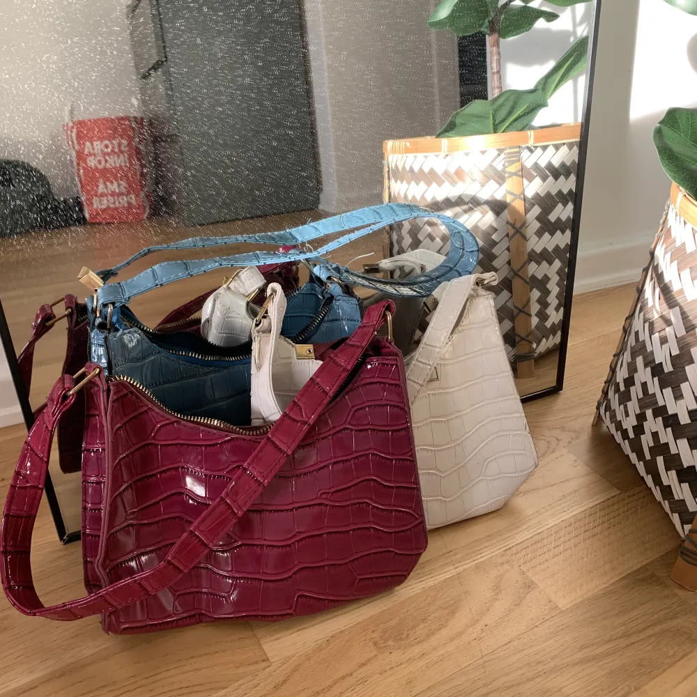 Blå, rosa och vit handväska från SHEIN. Vita har några märken (se bild 2). 50kr för alla!. Väskor.