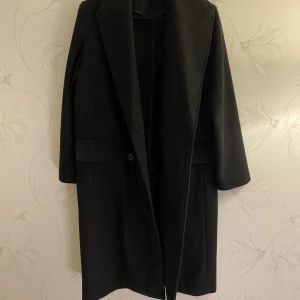 Svart kappa - Aldrig använd. Nypris 1099kr, Stl XS. 
