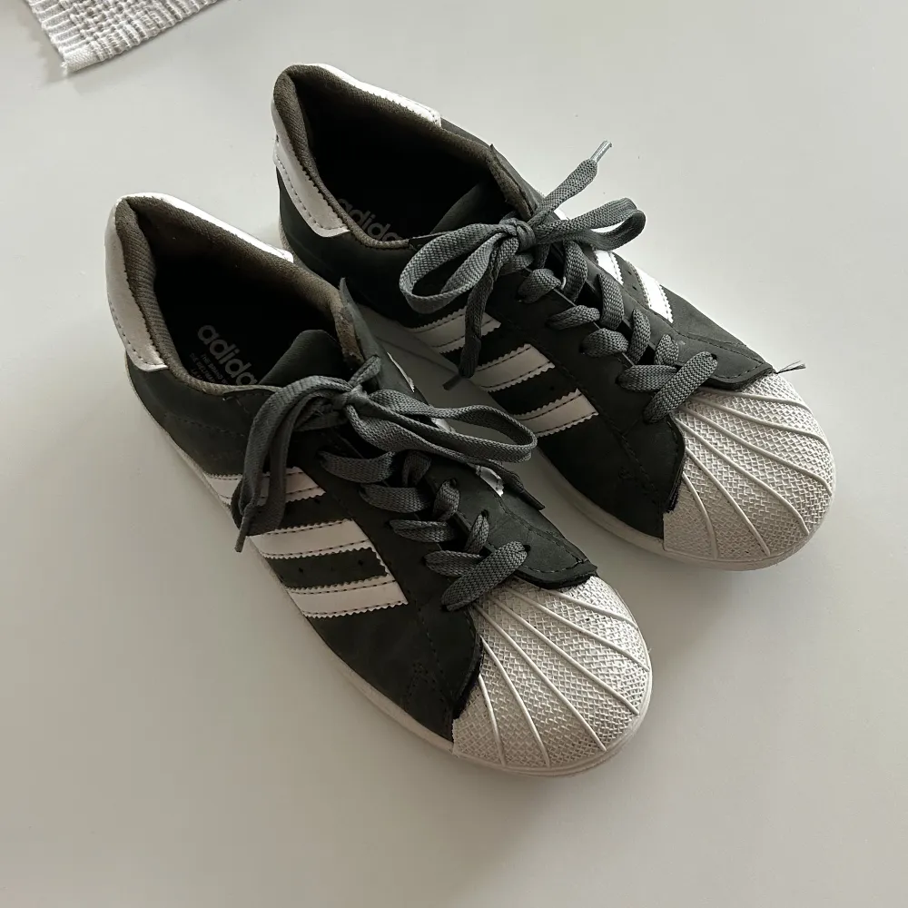 Ett par adidas superstar i mycket gottskick i en superfin grön färg i storlek 39 men något små i storlek. . Tröjor & Koftor.