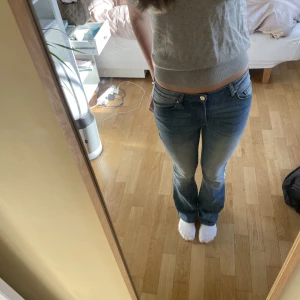 Bootcut jeans blå - Blå bootcut jeans i storlek 27, men passar mig som vanligtvis har 26