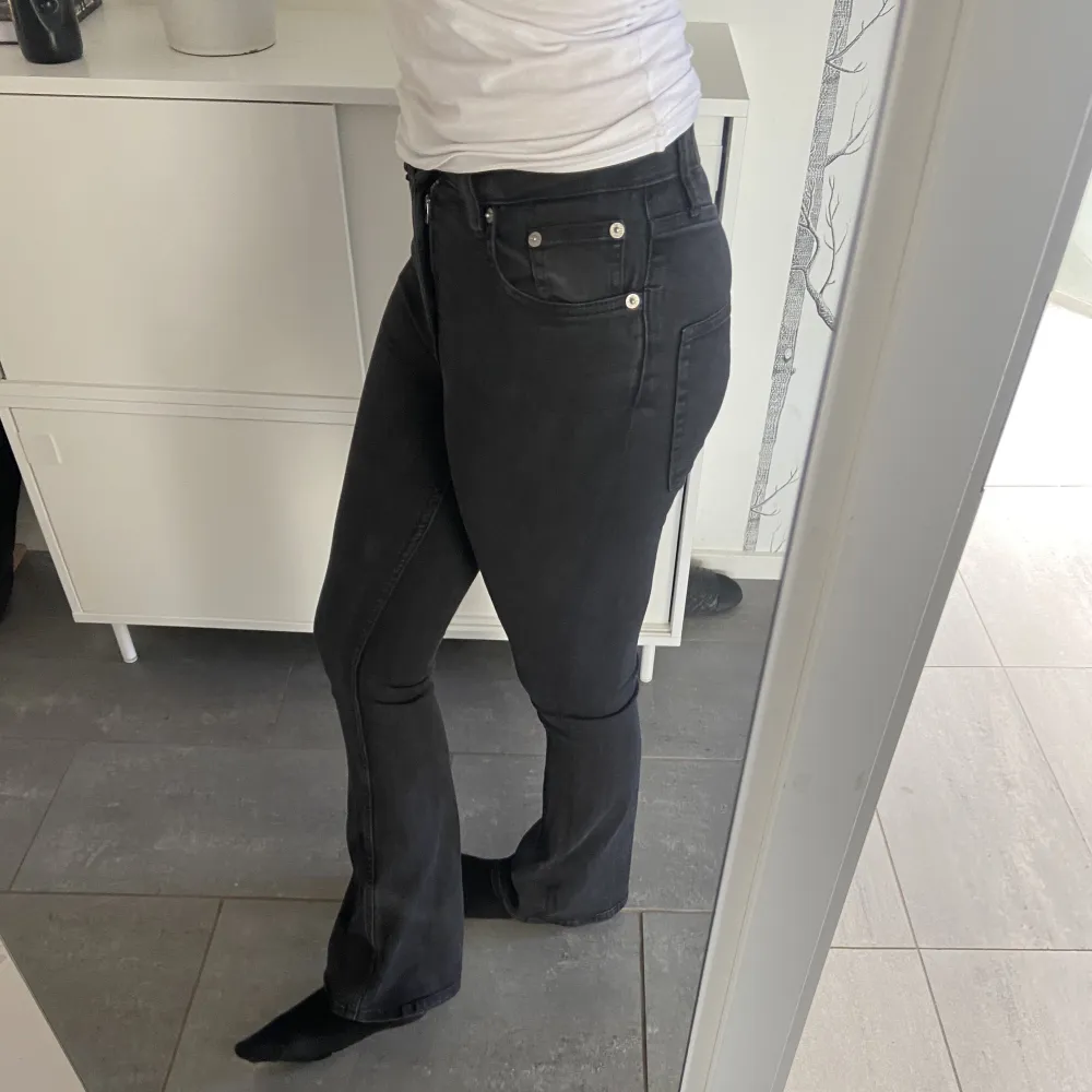 Svarta jeans från lager 157 🖤 Som är utsvängda längst ner på benen💗✨ Storlek xs 🤍 Jag är ca 170💘. Jeans & Byxor.