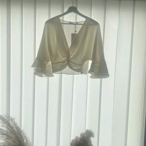 Säljer den här jätte fina blusen från Zara. Nästan slutsåld online. Aldrig använd lappen kvar. 🤍🙌🏼