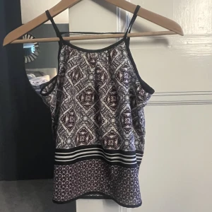 Topp  - Gullig topp från Kappahls barnavdelning 💓💓unikt mönster med cool rygg