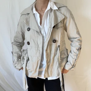 Kort trenchcoat  - Säljer denna korsta trenchcoaten. Fint skick (behöver strykas). Storlek XS. 