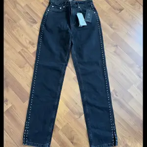 Ett par svarta jeans med slits från NAKD i storlek 34. Aldrig använda, nyskick💖 Skriv för mer bilder💞