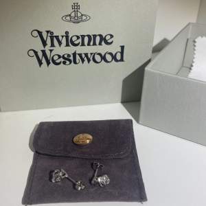 Helt nya Vivienne Westwood örhängen, kommer med box, wiper och påse