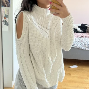 Stickad tröja - En jätte fin stickad tröja som är från hm❤️ ser ut som ny🌸 kom privat för fler bilder🌸