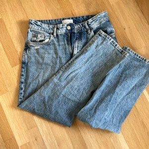 Mom fit blåa stentvättade jeans med hål - ett par ljusa blåjeans med ett hål på knäet, stentvättade i mom fit, köparen står för frakt 💗