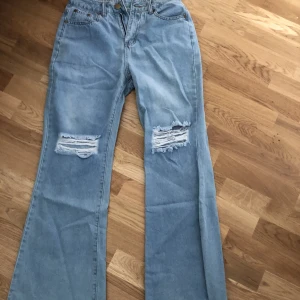 Blåa bootcut jeans - Säljer dom då dom är för stora. Dom är i storlek S men är mer som M. Dom är inte använda något🩷