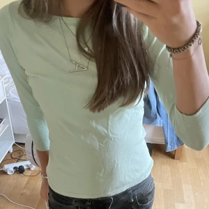 Turkos trekvartsärmad topp i strl m - Snygg trekvartsärmad tröja från zara i storlek m, passar mig som har ca s