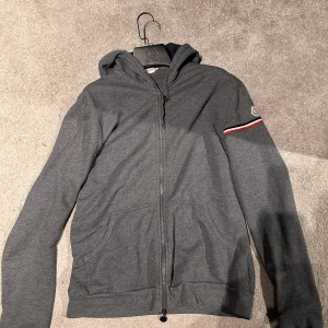 Moncler hoddi  - Säljer nu min moncler hoddi skick 8,5