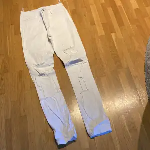Tunna vita byxor med stretch och hål