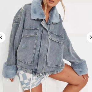 Missguided jacka - Supersnygg och populär jeansjacka från missguided som är helt slutsåld, den är i superbra skick! 