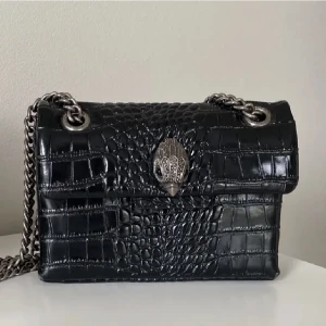 Kurt Geiger väska  - Säljer denna sjukt snygga Kurt Geiger som knappt är använd, helt som ny, slutsåld överallt. Skriv för fler bilder💕