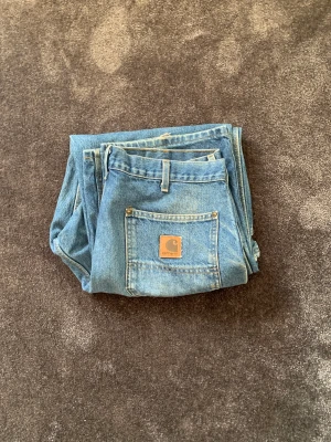 Carhartt Double Knee Denim - 36/30 Ganska Thrashed Double Knees som även saknar en tygbit över ena knäet, vilket enbart gör dem unika. för övrigt riktigt goa Heelbites.