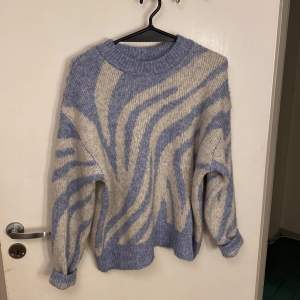 Säljer dennna stickade tröja från Gina tricot pga att den inte kommer till användning. Använt ett fåtal gånger. Ordinarie pris 500. 