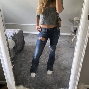 Håliga low waist jeans - Super snygga o sköna jeans från Replay. Hålen har jag gjort själv. Längst ner på insidan av benet på byxan så är det en triangel med ljusare jeans material. Hålen har inte blivit större sen jag gjorde dom💓passar mig som har strl s och är 167 lång