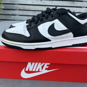 Panda dunk low - Panda dunk low retro 2020 Storlek 45 Skick 8/10 Finns liten repa på toe cap inget annat. Pris 1000. 