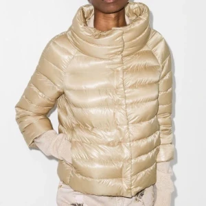 Herno jacka - Säljer min Herno jacka i italiensk storlek 38. Jackan är i nyskick, bara använd några få gånger! Om de är fler som är intresserade så är de högsta bud som gäller 🥰