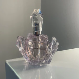Ariana grande parfym - Ariana Grande R.E.M parfym andvänt ytterst lite av den, säljer då jag inte tyckte om den. 50ml
