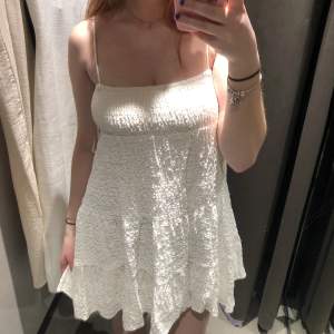 Vit volangklänning med spagettiband Klänning  köpt från Zara nu i sommar 👗insett att den är lite liten för mig tyvärr så säljer pga det🤍nypris : 399kr