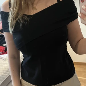 Svart off-shoulder - Svart off-shoulder från hm i storlek M. Använt men jätte bra skick.