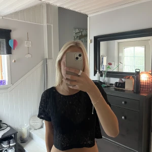 Spets topp - Säljer denna spets topp! Brukar styla med ett svart linne under💓