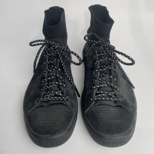 Puma Clyde - Säljer dessa puma clyde skorna åt min pappa, skorna är andvända 1 eller 2 ggr och är i storlek 41, skorna säljs inte i Sverige längre, nypris 720 kr  (skorna kommer inte med sko låda)