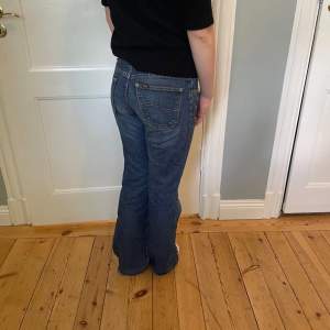 Assnygga lee jeans i storlek 28/31💕 Skulle säga att dom är mid waist. Ha i åtanke att dom är något stora på modellen❣️ Buda