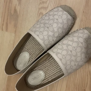 Coach carly espadrillos - Bra skick, storlek 8.5. Fläckar som går går nog att få bort. Köpta för 1400kr. Säljer för 500kr. 