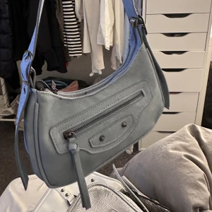 Väska - En blå väska som tyvärr inte ha kommit till användning. 