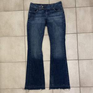 Lågmidiade utsvängda jeans köpta second hand från märket Only Jeans. De är i bra/använt skick. Midjemåttet rakt över är ca 40 cm och innerbenslängden är ca 82 cm. Säljs pga för små. Möts gärna upp i Stockholm!