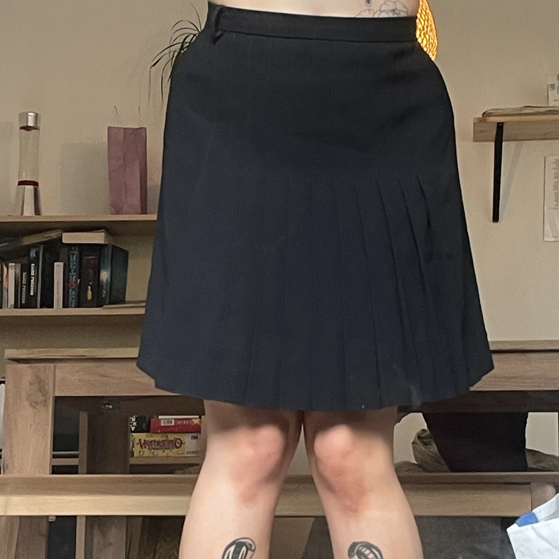 Pläterad svart knälång kjol