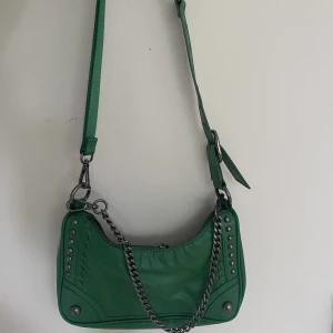 Väska  - Väska från zara! Köp gärna via plick!❤️