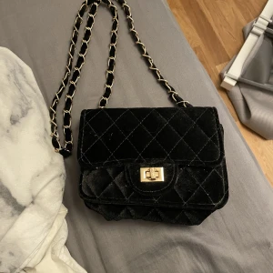 Väska - Liten svart axelremsväska, med guldiga detaljer. Inte trasig❤️